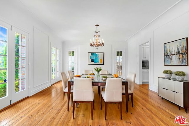 721 N Linden Drive, Beverly Hills CA: https://media.crmls.org/mediaz/9b8f0ecf-784e-40c9-b54e-ba957da40a5b.jpg
