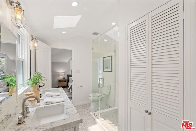 560 N Croft Avenue, West Hollywood CA: https://media.crmls.org/mediaz/9b8f1a6e-5086-4a24-bdd3-c87b552394bb.jpg