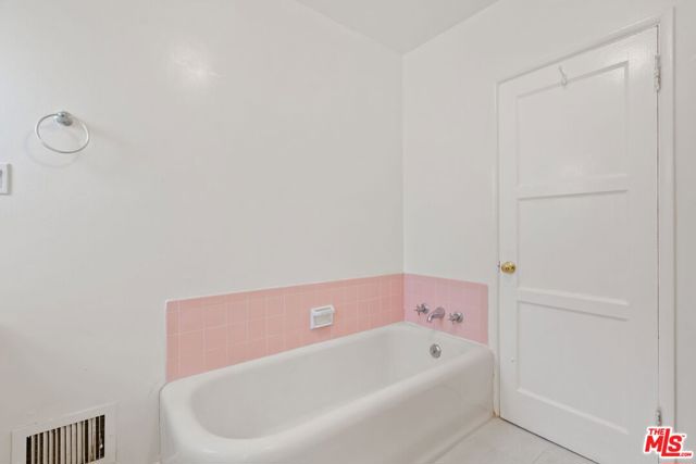 220 S Le Doux Road, Beverly Hills CA: https://media.crmls.org/mediaz/9b9242c2-bc60-4a10-a577-e26bf3c91b71.jpg