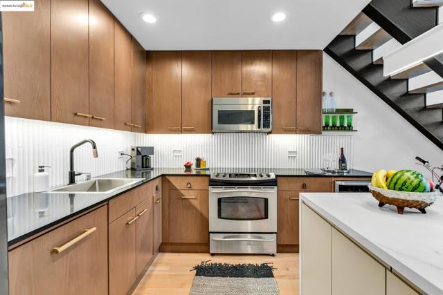 311 Oak St, Oakland CA: https://media.crmls.org/mediaz/9b924d77-4836-4576-9952-2d82b759e57c.jpg