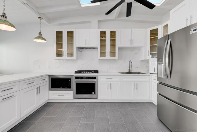 1680 B Seacoast Drive Unit B, Imperial Beach CA: https://media.crmls.org/mediaz/9b9281a9-3deb-4d6b-824b-c50ea3a004cc.jpg