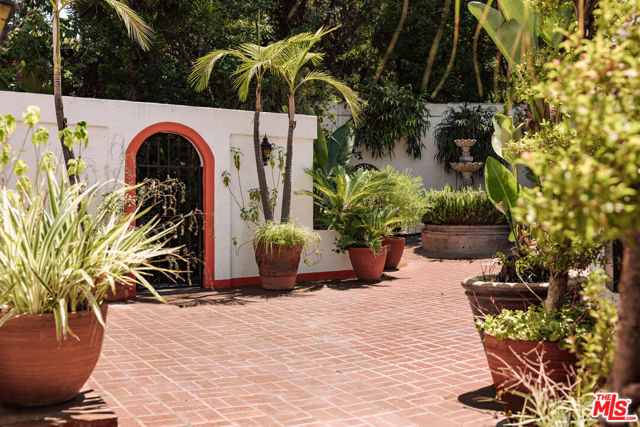 2942 Passmore Drive, Los Angeles CA: https://media.crmls.org/mediaz/9b93237b-bfdd-46ea-9d29-6d03412236fb.jpg