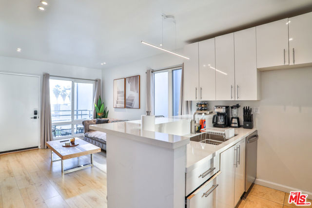 2207 Ocean Front Walk, Venice CA: https://media.crmls.org/mediaz/9b93b9af-ab59-4b0e-952d-fc5acbae4b80.jpg