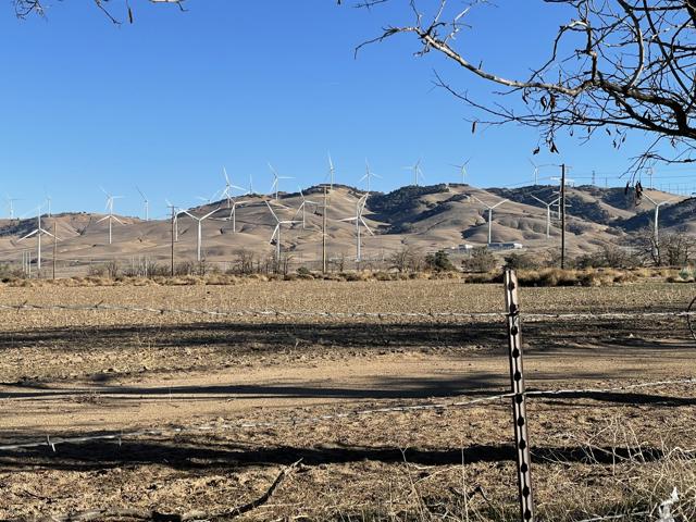 20028 Tehachapi Willow Springs Road, Tehachapi CA: https://media.crmls.org/mediaz/9b93d6df-b0d4-4bca-bf66-9ef5dd78ce17.jpg