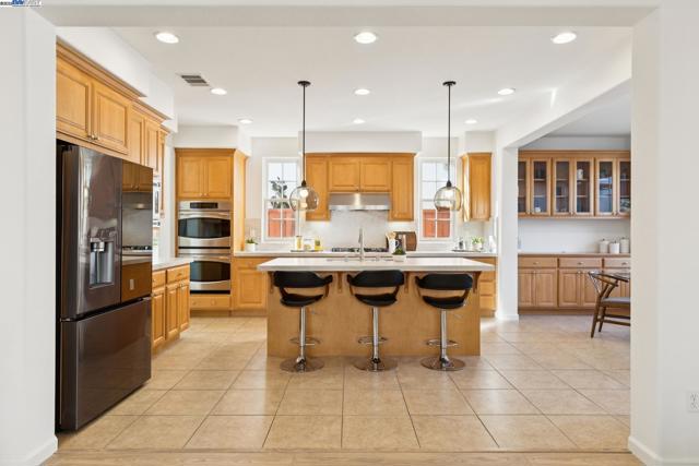 5 Cornelius Sq, Alameda CA: https://media.crmls.org/mediaz/9b94f4ce-65b8-4f8c-9311-c4c7bac31e1b.jpg