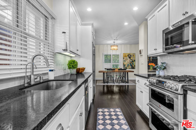 420 S Broadway, Redondo Beach CA: https://media.crmls.org/mediaz/9b951572-5983-42f7-9a2f-97ba050f9daa.jpg