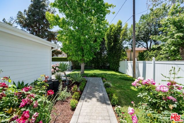 5114 Cedros Avenue, Sherman Oaks CA: https://media.crmls.org/mediaz/9b95628f-f61d-4d6c-bfb4-5a4fc6d35619.jpg