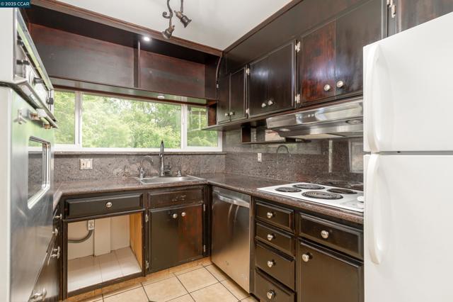 2345 Paloma Ct, Pinole CA: https://media.crmls.org/mediaz/9b956c8b-b485-422f-a103-c9566dbe9afd.jpg