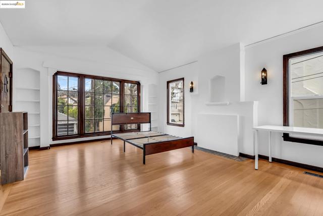 2340 Virginia St, Berkeley CA: https://media.crmls.org/mediaz/9b95deae-9a48-415b-9949-d1ee30c5bf86.jpg