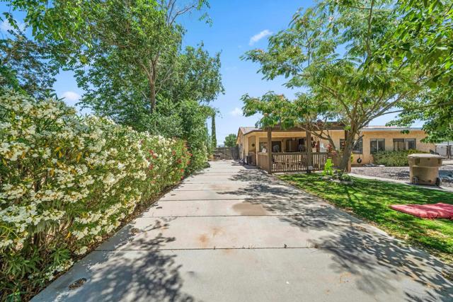 7520 Oakwood Ave, Hesperia CA: https://media.crmls.org/mediaz/9b9614ad-90c8-4a3a-97c6-a8369d542c34.jpg
