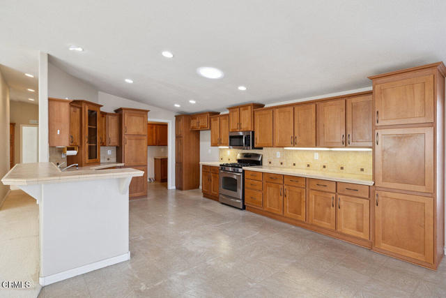 Detail Gallery Image 17 of 45 For 139 Dickens Cir #139,  Ventura,  CA 93003 - 3 Beds | 2 Baths