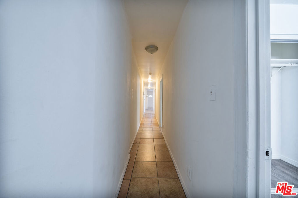 https://media.crmls.org/mediaz/9b967854-e6d7-4d4a-bce8-8442d98dd6ba.jpg?preset=X-Large