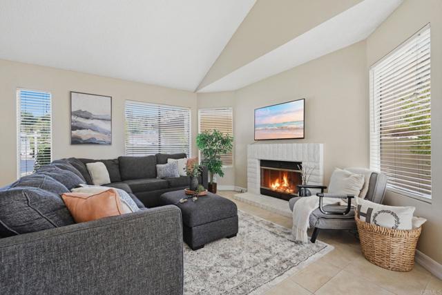 1851 Normandy Gln, Escondido, CA 92027
