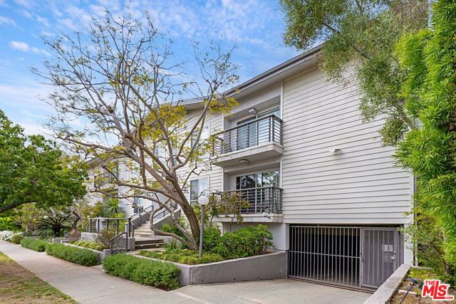 832 Euclid Street, Santa Monica CA: https://media.crmls.org/mediaz/9b97c35d-cef5-43ad-b1f1-311ac50ce860.jpg