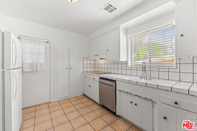 5013 Catalon Avenue, Woodland Hills CA: https://media.crmls.org/mediaz/9b97f467-c7b0-4ac5-82fa-430ff306f000.jpg