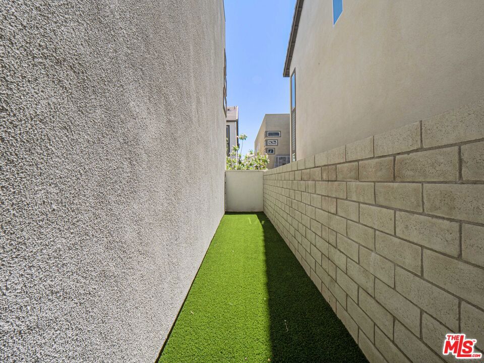 https://media.crmls.org/mediaz/9b983c4e-bb32-47b1-867e-8f30bcd5f5a5.jpg?preset=X-Large