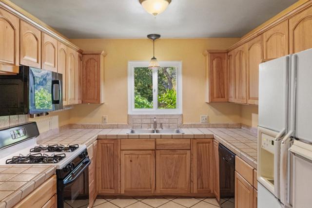 19060 Oak Heights Drive, Salinas CA: https://media.crmls.org/mediaz/9b98574d-ec0b-4308-9ef8-0ce2f6273ce1.jpg