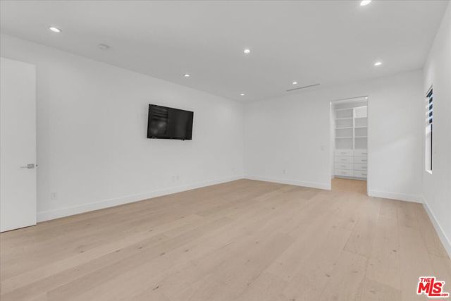 5456 Hazeltine Avenue, Sherman Oaks CA: https://media.crmls.org/mediaz/9b98c847-76ab-4229-8343-1e88d84d9e52.jpg