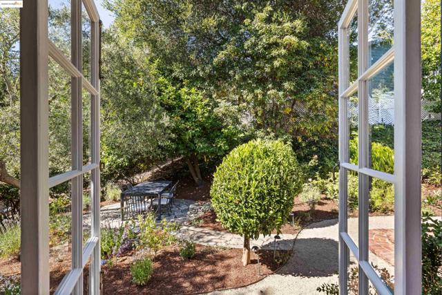 5701 La Salle Ave, Oakland CA: https://media.crmls.org/mediaz/9b98c95f-9f14-44cd-8cc1-257ff8416ab7.jpg