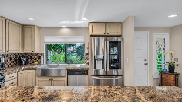 110 Trento Circle, Palm Desert CA: https://media.crmls.org/mediaz/9b98e51a-71f2-43b0-a5a0-c72a97f7abc2.jpg