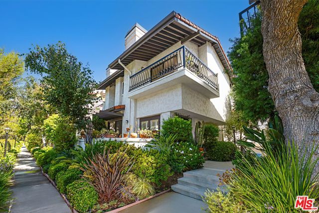 1476 Palisades Drive, Pacific Palisades CA: https://media.crmls.org/mediaz/9b9968e8-9bb8-4774-9052-32e67f652fea.jpg