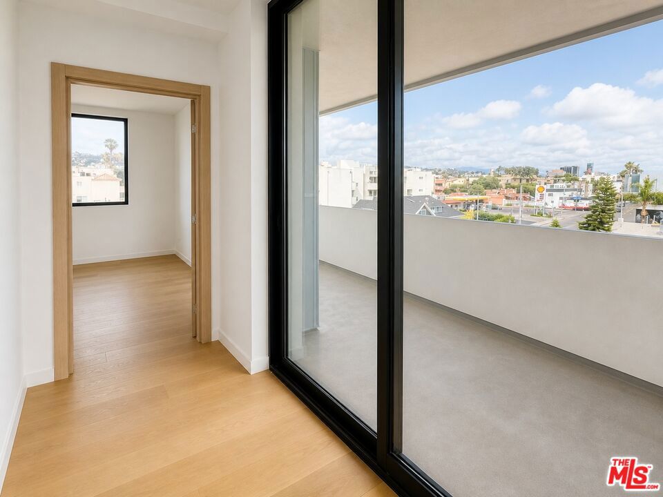 https://media.crmls.org/mediaz/9b9a792d-4755-489c-97f1-ad1d8125aedb.jpg?preset=X-Large