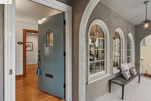 6232 Manoa St, Oakland CA: https://media.crmls.org/mediaz/9b9ac9dc-eb4f-47d5-8b85-fdfad84615fb.jpg