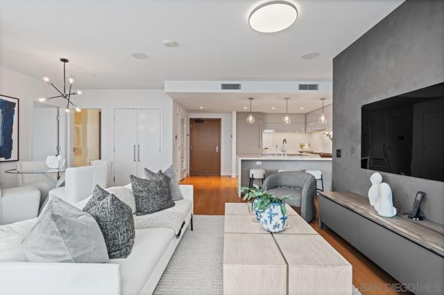 888 W E St, San Diego CA: https://media.crmls.org/mediaz/9b9b3e30-a1bf-4d1e-a9b7-3d9d3c0a375d.jpg
