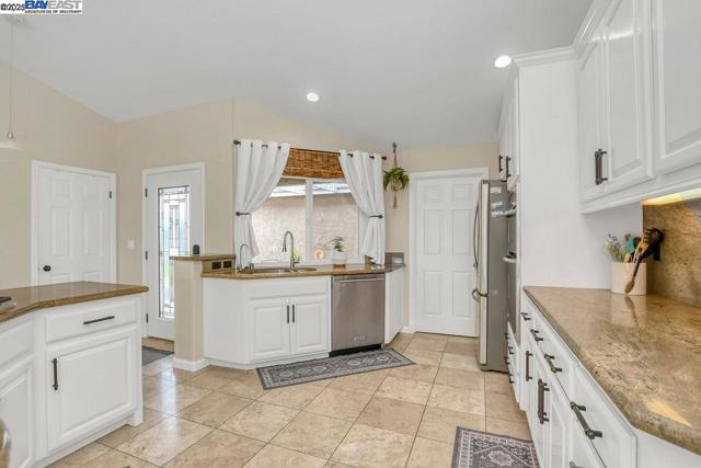 1864 Dune Point Way, Discovery Bay CA: https://media.crmls.org/mediaz/9b9c6a9c-5f30-4685-931b-23ce680ae7c6.jpg