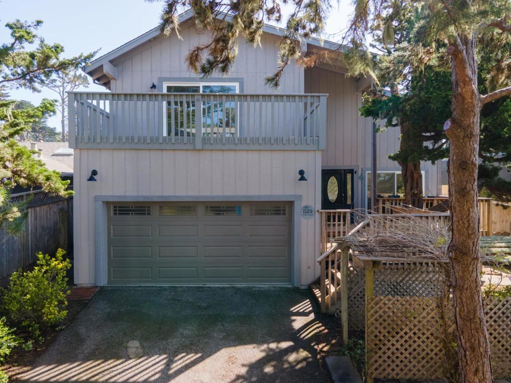 1129 Acacia Street