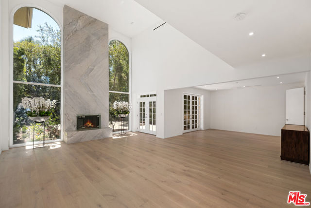 12330 Ridge Circle, Los Angeles CA: https://media.crmls.org/mediaz/9b9e3ccf-9a2d-4fd7-8f20-71758bc81cc4.jpg