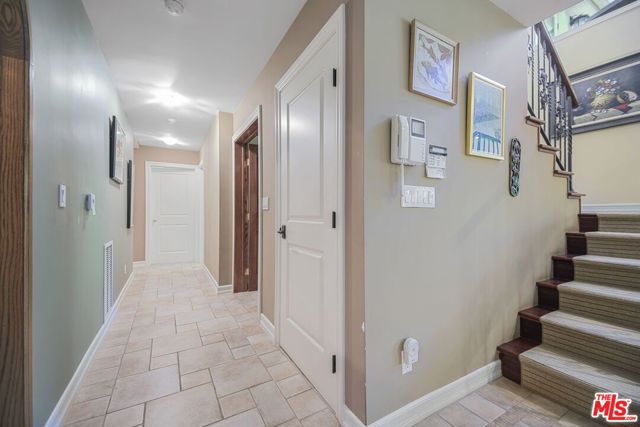 2660 Carman Crest Drive, Los Angeles CA: https://media.crmls.org/mediaz/9b9e7d52-8eef-4c5e-953b-2f9c5ceeb23d.jpg