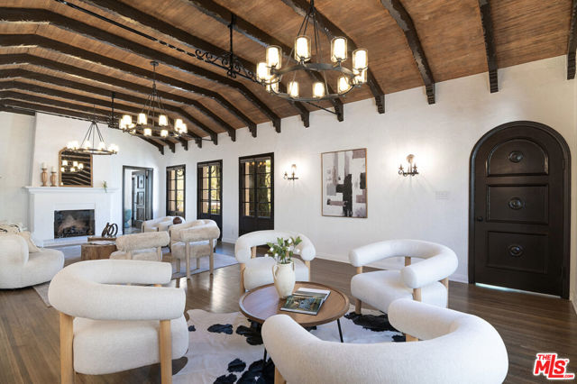 336 N Orange Drive, Los Angeles CA: https://media.crmls.org/mediaz/9b9f0df6-71dd-49be-8155-29d1d96b80cc.jpg