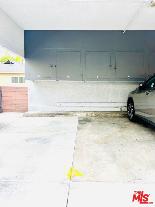 1136 SPAZIER Avenue, Glendale CA: https://media.crmls.org/mediaz/9ba15e67-2f35-4275-85d4-ad5c21d32f0f.jpg