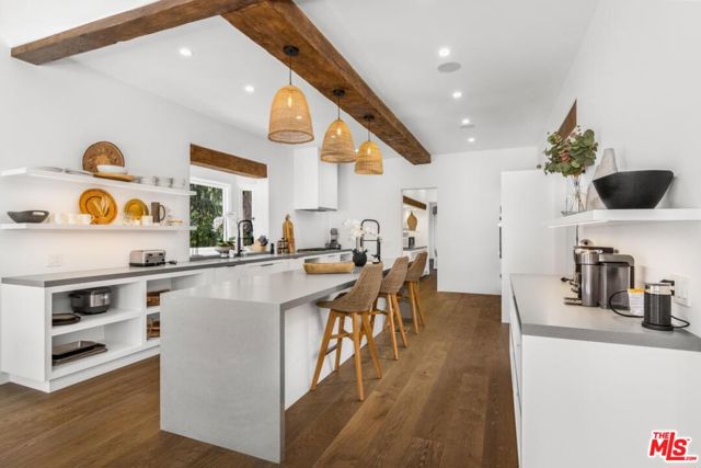 27405 Pacific Coast Highway, Malibu CA: https://media.crmls.org/mediaz/9ba17cab-ba0f-4f52-8216-3e0bba8460b1.jpg