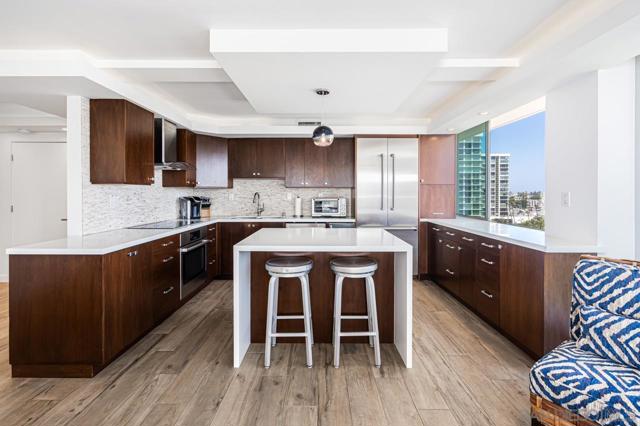 1760 Avenida Del Mundo, Coronado CA: https://media.crmls.org/mediaz/9ba187e8-392e-4e3b-b78b-dd9eed05714e.jpg