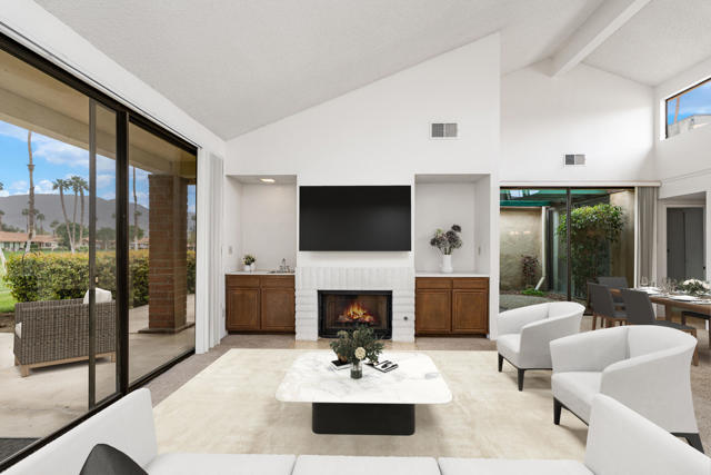 179 Las Lomas, Palm Desert CA: https://media.crmls.org/mediaz/9ba2f99d-de45-48ac-add7-42c5aed70814.jpg