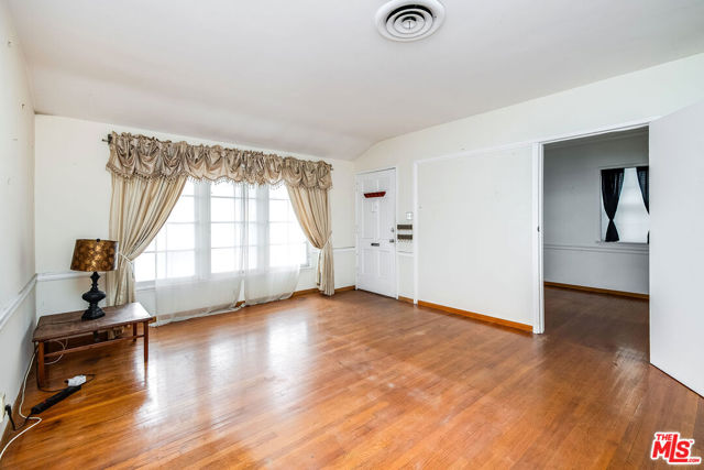 12344 Oxnard Street photo 5
