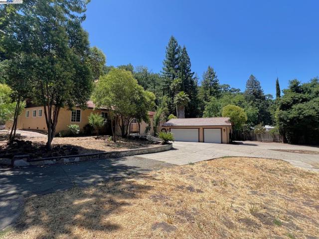 1071 Stone Valley Rd, Alamo CA: https://media.crmls.org/mediaz/9ba35f9d-3bab-4b46-94d6-916f0fe63fef.jpg