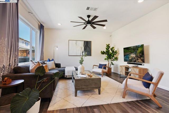 5352 Guenoc Valley Ln, Antioch CA: https://media.crmls.org/mediaz/9ba38d09-80e6-4eb7-a8d9-a62635873333.jpg
