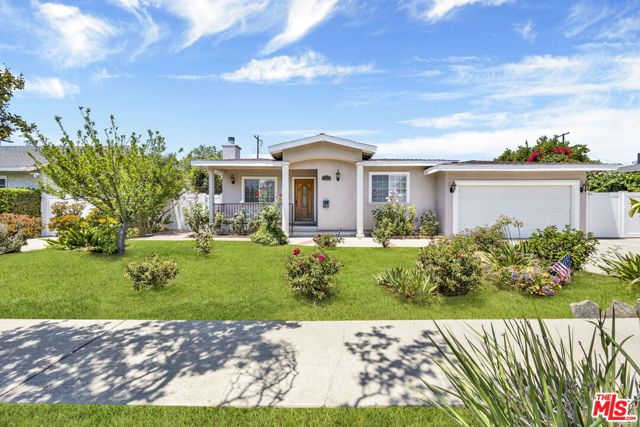 10109 Gloria Avenue, North Hills CA: https://media.crmls.org/mediaz/9ba3a7e0-04aa-477f-8ce0-5986db2828c7.jpg