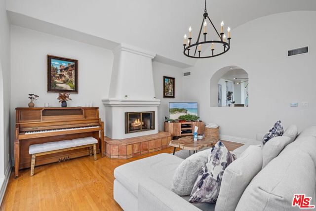 15257 Encanto Drive, Sherman Oaks CA: https://media.crmls.org/mediaz/9ba3ab8d-1aa1-437b-ba48-abfc02f0d856.jpg