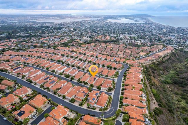 1327 Caminito Batea, La Jolla CA: https://media.crmls.org/mediaz/9ba40e0b-4c8f-4ec8-99b1-5ad869f15778.jpg