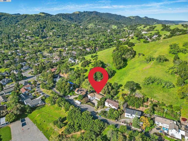 35 San Joaquin Pl, Novato CA: https://media.crmls.org/mediaz/9ba4b38c-a230-4370-9f93-6428246c1457.jpg