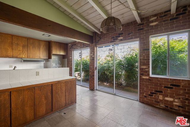 8400 Encino Avenue, Northridge CA: https://media.crmls.org/mediaz/9ba69266-2af4-44ab-a16f-52bf9dc8e8fe.jpg