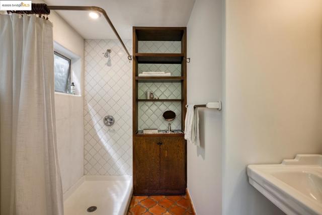 2901 Monticello AVE, Oakland CA: https://media.crmls.org/mediaz/9ba75ef5-8565-495c-b1c7-775bb1f33f2c.jpg