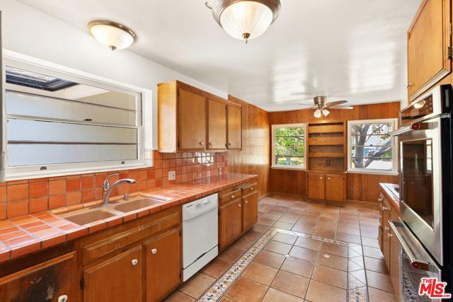 7825 Kentwood Avenue, Los Angeles, California 90045, 3 Bedrooms Bedrooms, ,1 BathroomBathrooms,Single Family Residence,For Sale,Kentwood,24403722