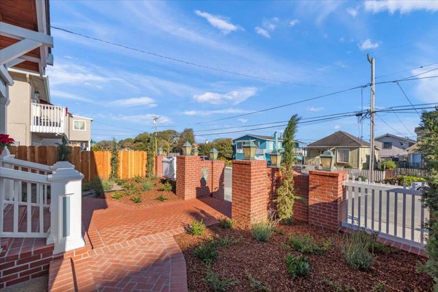 272 Clay Street, Monterey CA: https://media.crmls.org/mediaz/9ba81f98-a246-47c6-941c-5d5d73d7d5b9.jpg