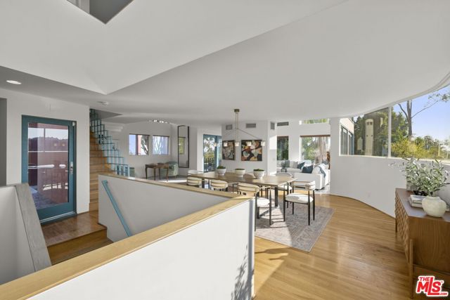 2980 Hollyridge Drive, Los Angeles CA: https://media.crmls.org/mediaz/9ba850af-14f6-49a2-a418-26bb6d80eea9.jpg