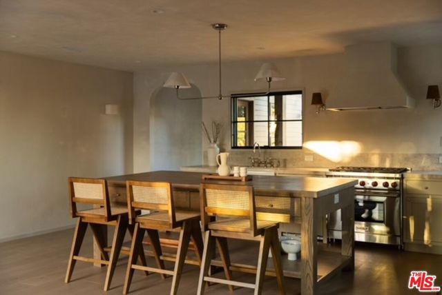 7907 Croydon Avenue, Los Angeles CA: https://media.crmls.org/mediaz/9ba88ec6-bbb0-43b6-b126-992da0870717.jpg